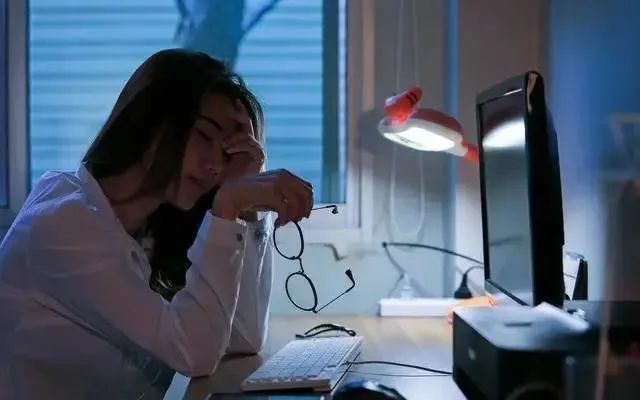 血管|“腿脚”出现4种迹象，十有八九血管“堵”了，尽早去检查，别忽视