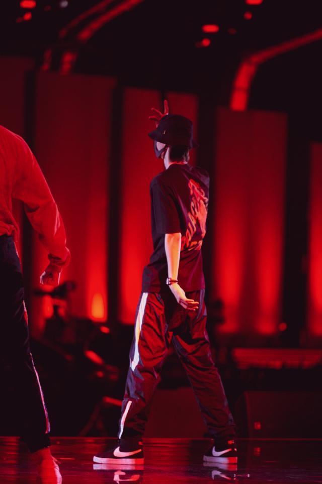 光看背影就被迷的不行了～黑色头发的王一博是不是看着很乖,有种清冷