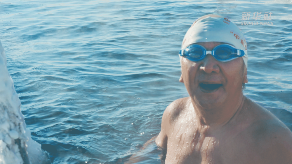 冬泳|追光｜75岁又怎样！“文艺青年”变身“极寒泳士”