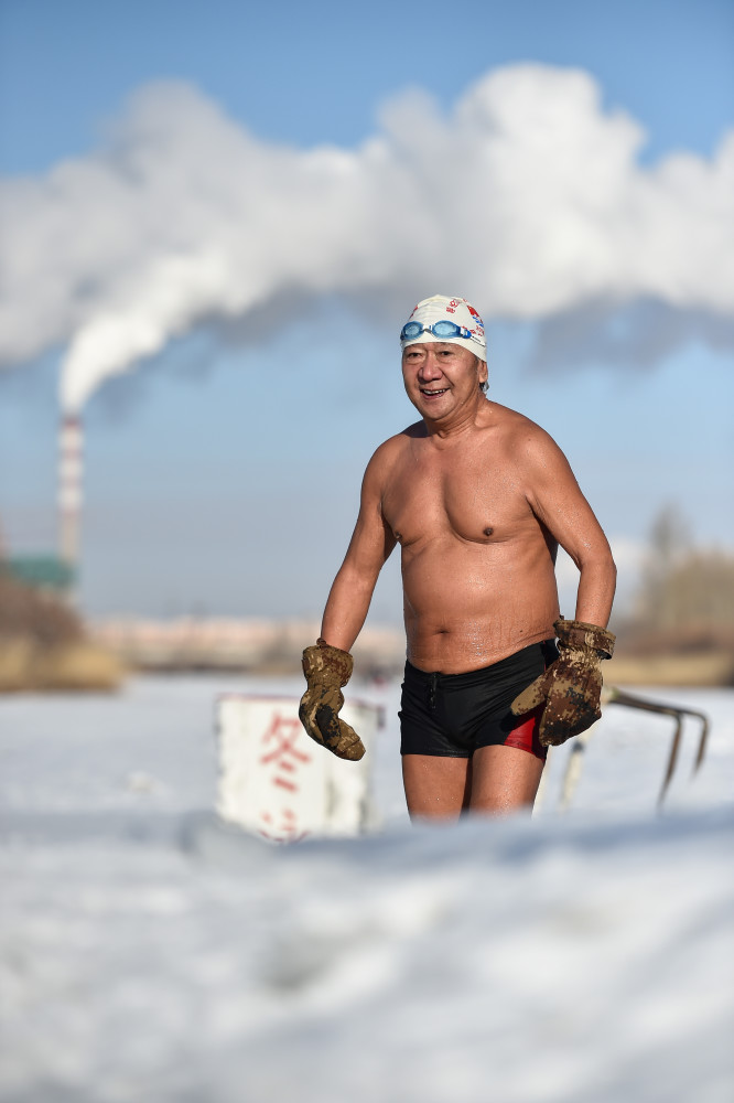 冬泳|追光｜75岁又怎样！“文艺青年”变身“极寒泳士”