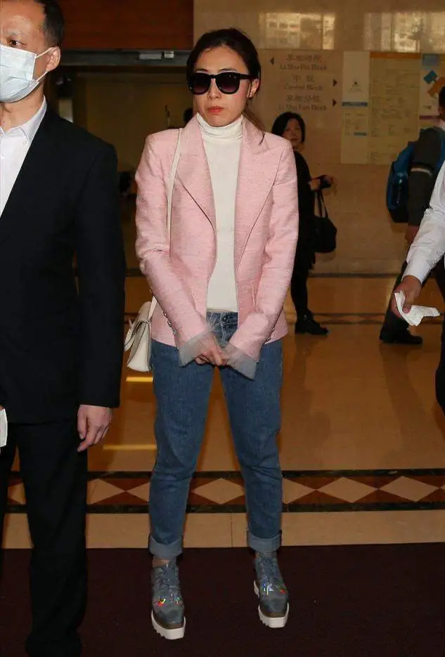 甘比罕见携老公亮相活动穿龙猫皮贵妇感十足气质终于升华