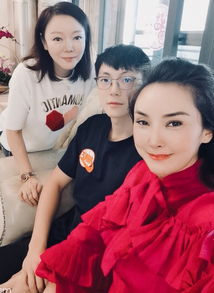 胡明轩母亲罕见晒春节照片!