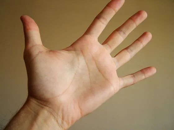 肝功|男子每年体检，肝功正常，突然肝硬化腹水，医生却说属正常