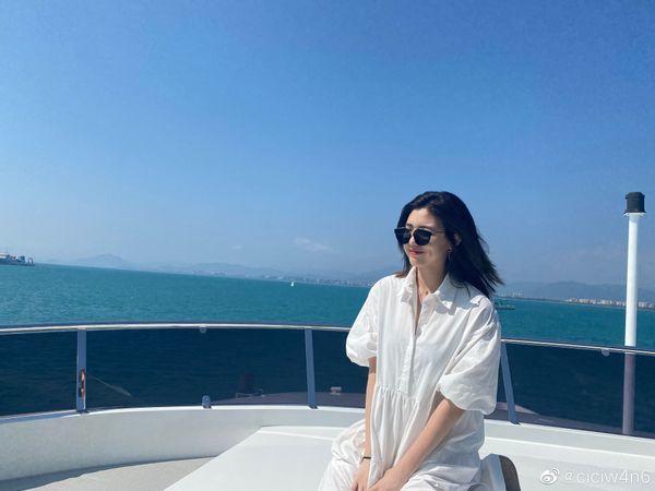 汪峰15岁女儿罕晒近照，好身材不输超模生母，高颜值撞脸陈妍希（组图） - 2
