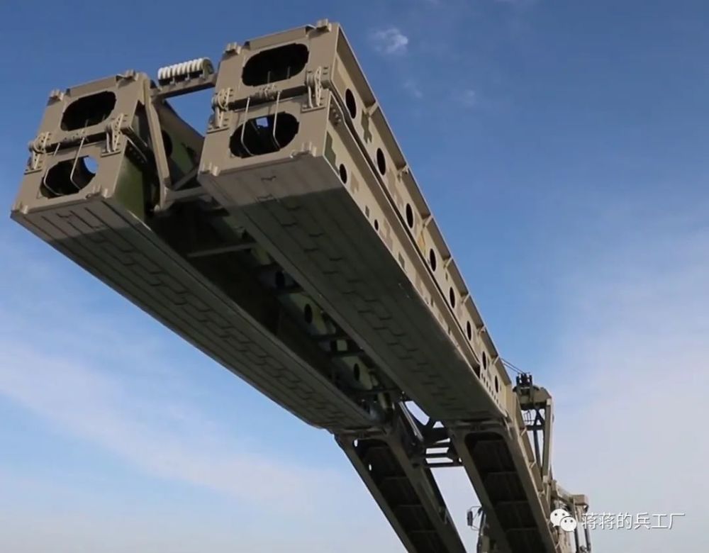 新疆军区某工兵团装备新型高原伴随桥,15分钟让沟渠变通途