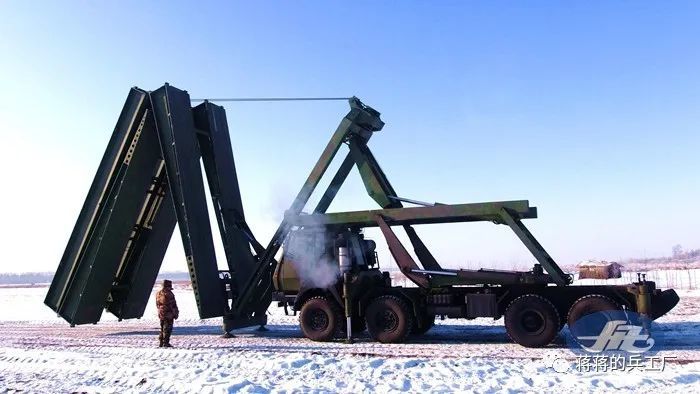 新疆军区某工兵团装备新型高原伴随桥,15分钟让沟渠变通途