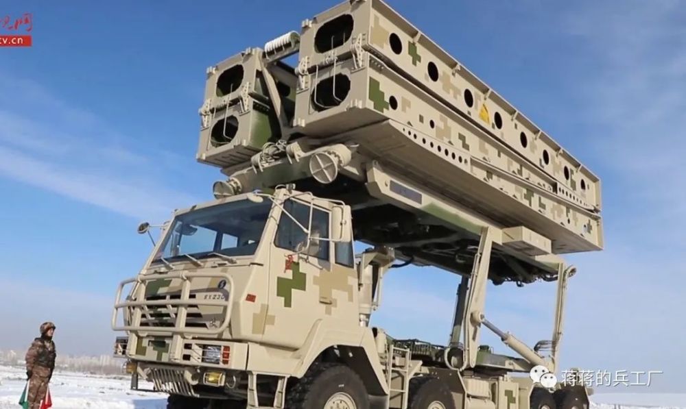 新疆军区某工兵团装备新型高原伴随桥,15分钟让沟渠变通途