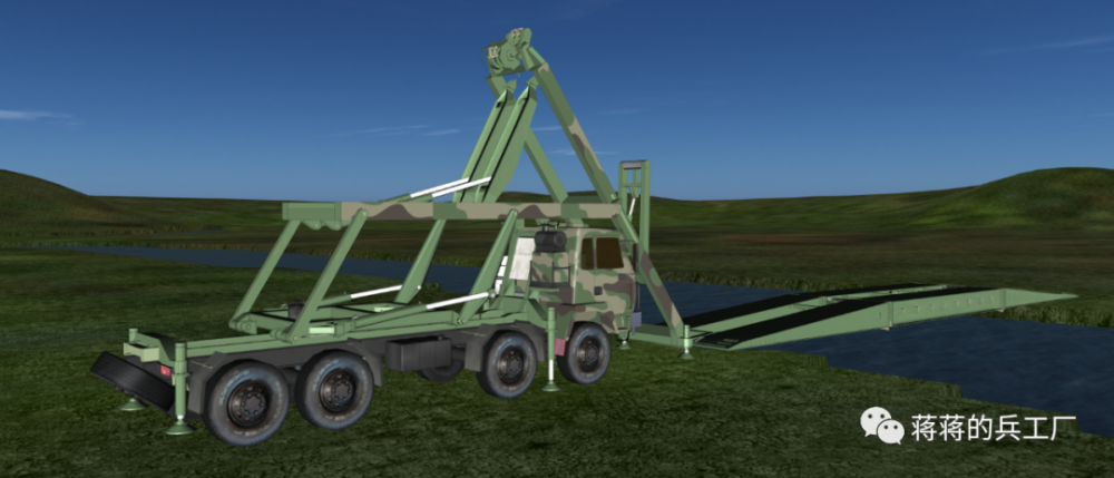 新疆军区某工兵团装备新型高原伴随桥,15分钟让沟渠变通途