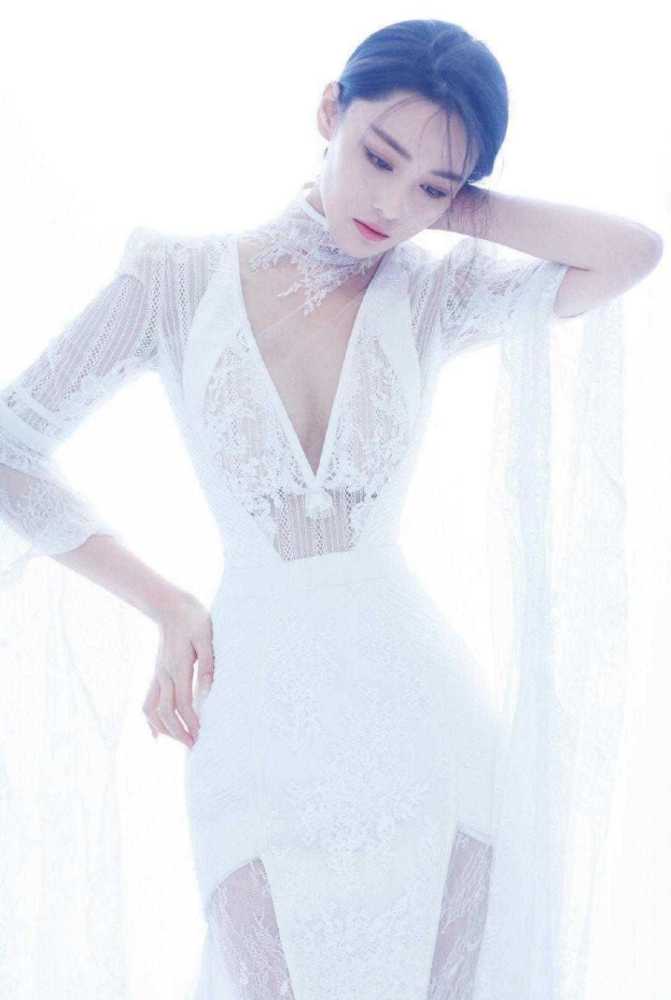被张馨予美到了穿白色蕾丝连衣裙妩媚迷人天然颜值太养眼