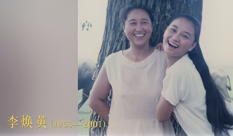 李焕英年轻旧照曝光,头扎双马尾非常漂亮,贾玲和妈妈超像