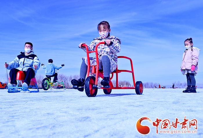 2021年2月15日,小朋友在甘肃张掖国家湿地公园滑冰场滑冰.