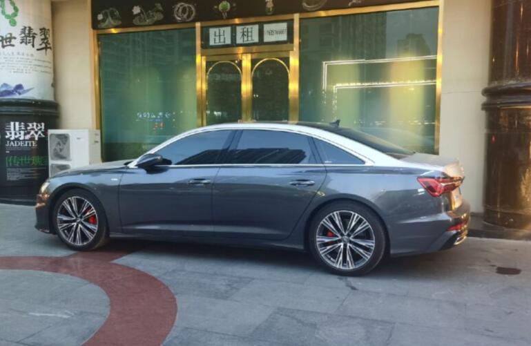 "新潮"版奥迪a6来袭,双色车身 2.0t,实车比宝马5系帅气