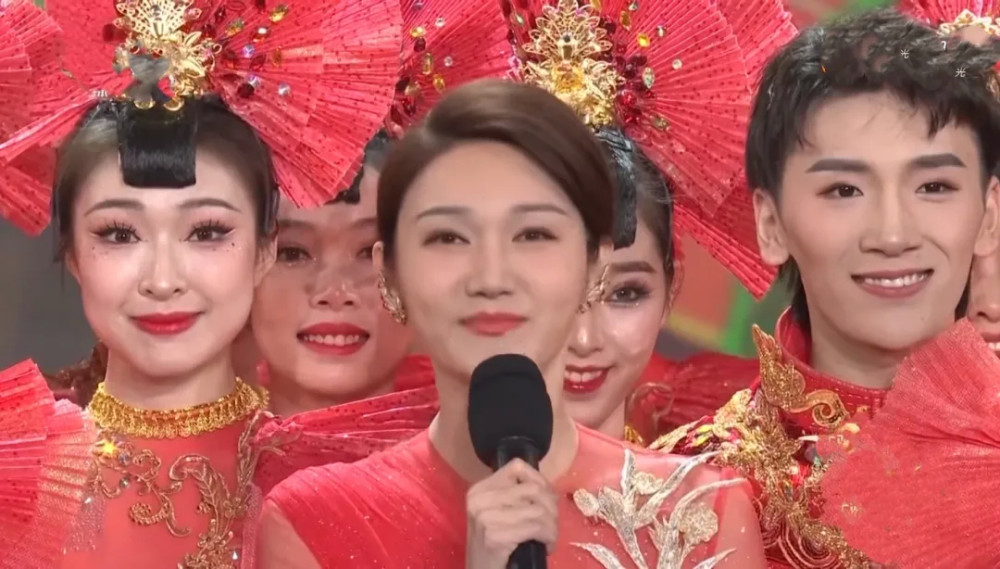 春晚女主持人造型大pk:新一姐李思思撑场面,龙洋首秀显俏皮_腾讯新闻