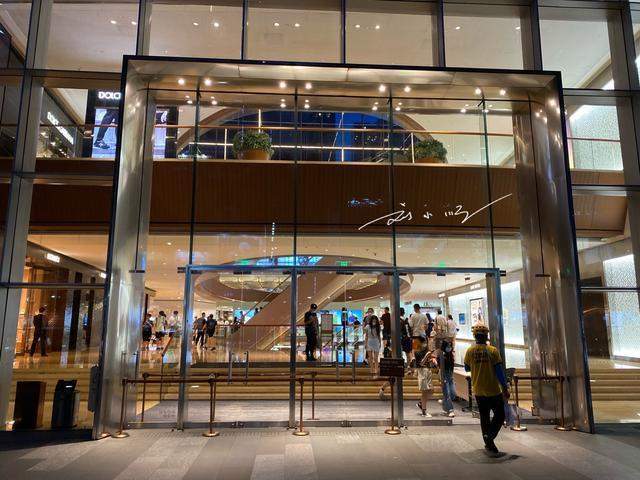 广州有一家高档商场唯一的lv专卖店在这里还几乎每天排队