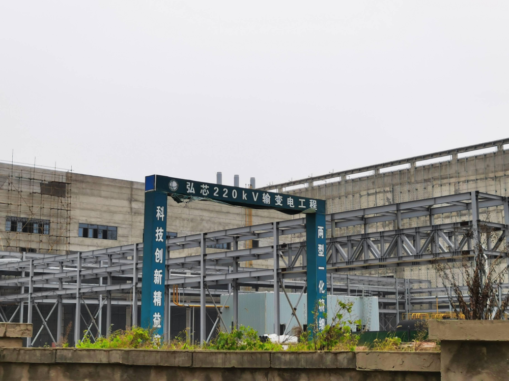 据弘芯内部员工透露,龙伟"很有本事",他不但帮曹山弄来了资源,还找来