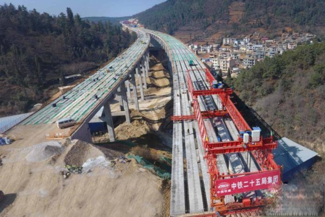 昆明至楚雄高速公路扩建工程(简称昆楚高速复线)的控制性工程大坪地