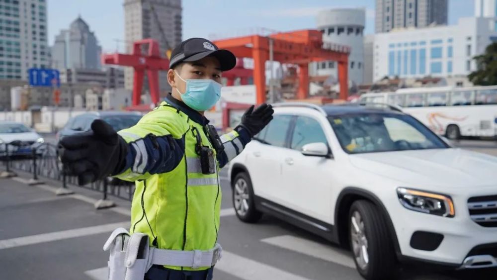 节日我在岗最美交警节日为你守沪