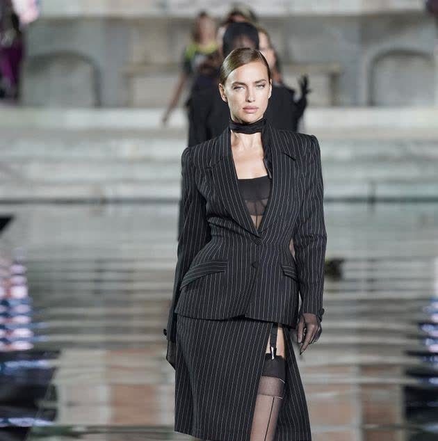 时装周可谓络绎不绝,俄罗斯超模伊娜沙克的所有优雅都停留在走秀上,每