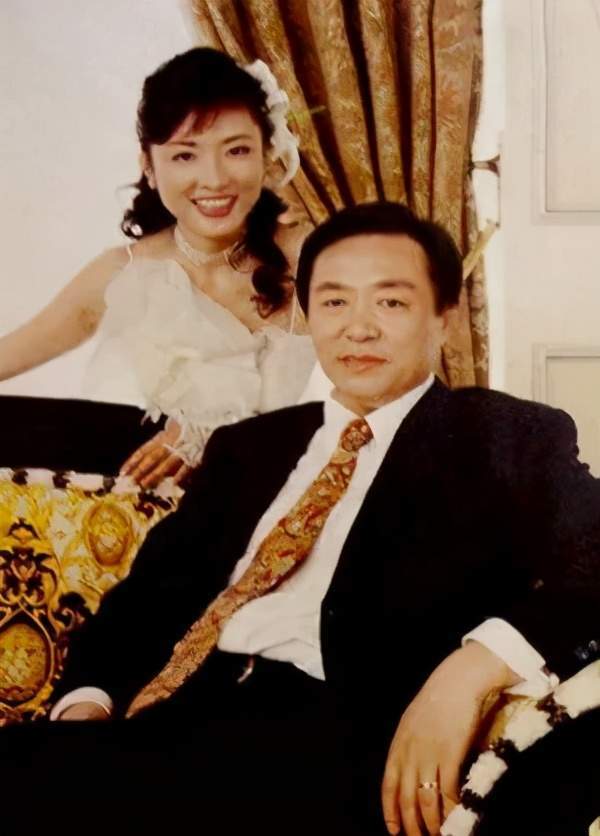 春晚女主播李思思优雅龙洋靓丽可观众却很想念离开春晚的周涛