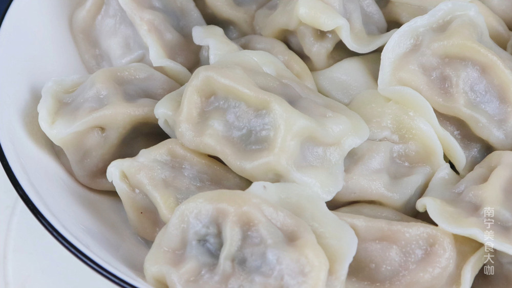 煮速冻饺子,开水下锅还是凉水下锅都不对,多做一步不破皮不露馅