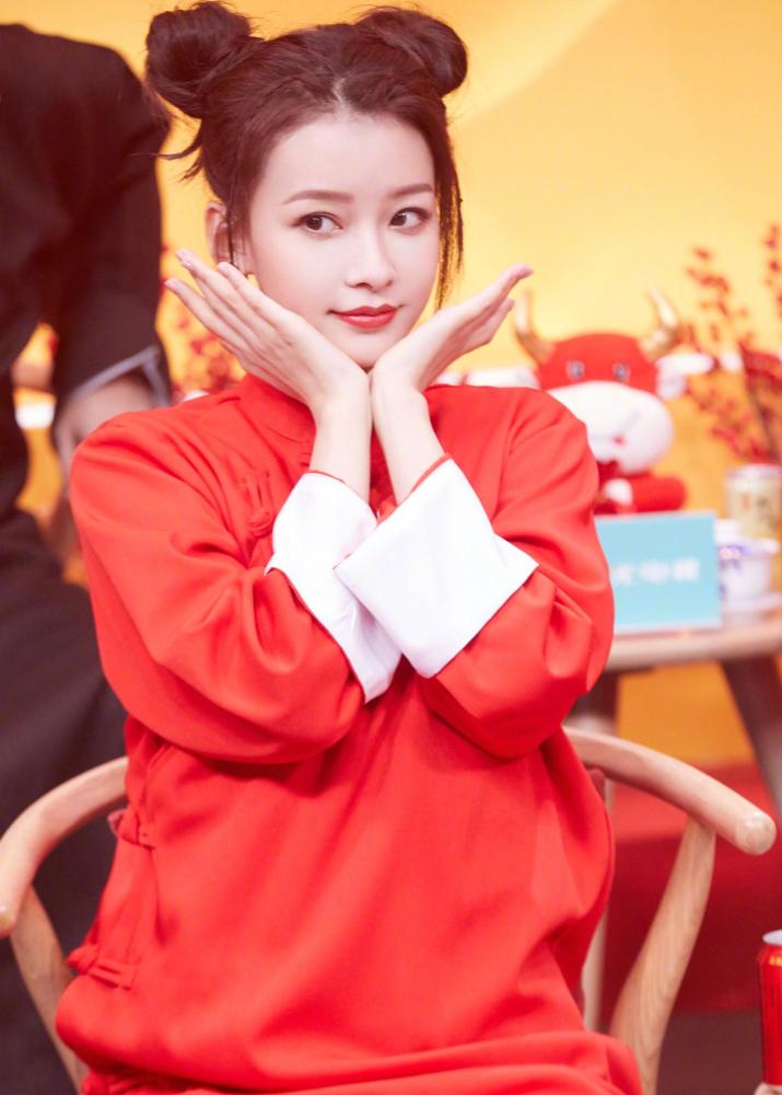 撞脸李沁婚姻幸福今哪吒双髻穿红色大褂说相声好可爱