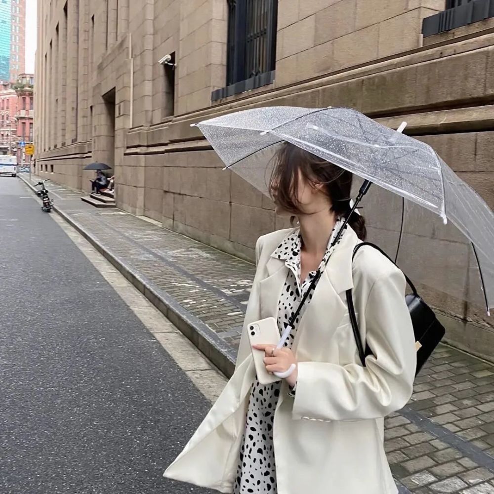 西装革履女生头像