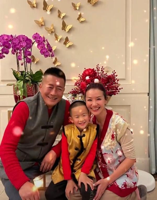 高曙光二婚真甜蜜!小16岁娇妻穿吊带衫和他自拍,染红发真扎眼