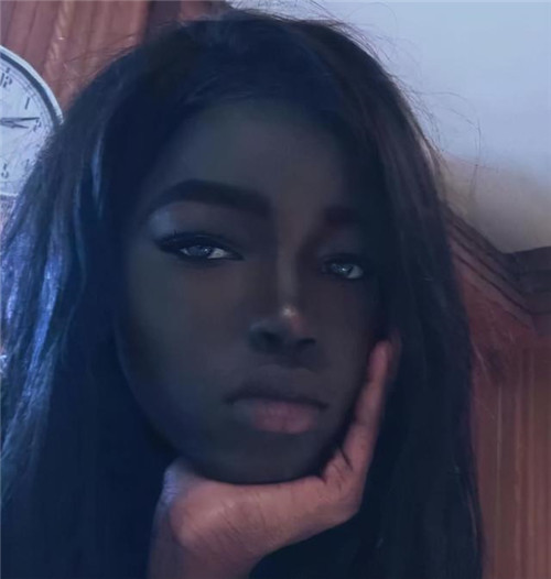 被称非洲最美黑人女孩因长得太美出门都需要族人全程护送