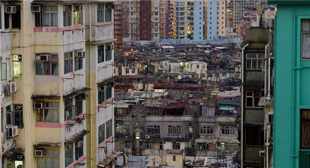 香港繁華背後的酸楚僅能容納一人躺下的棺材房月租要1800