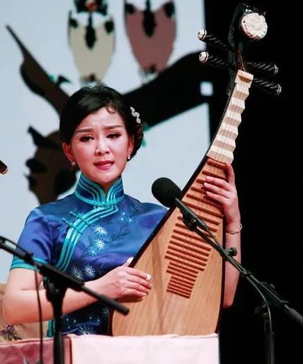 这个春节,上海评弹团青年演员解燕,牵动了很多人的心.