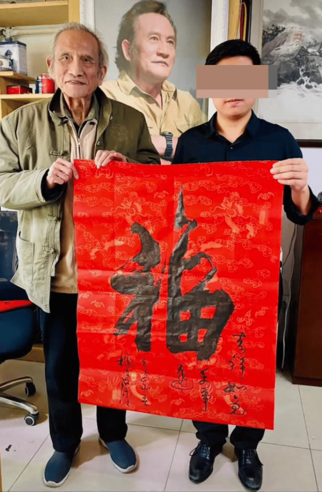 杨在葆晚年钟情于书法,去世前一个月仍热情招待客人,亲自执笔赐福字.