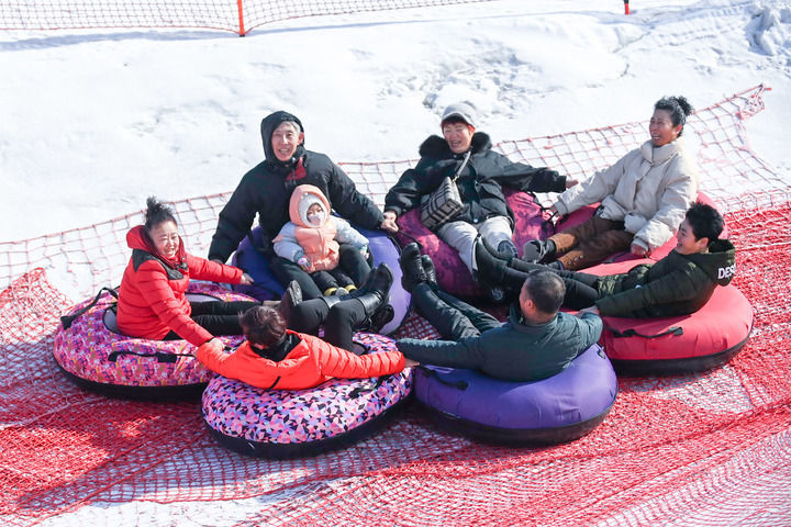 2月15日,在吉林省吉林市万科松花湖滑雪场,游客玩雪圈.