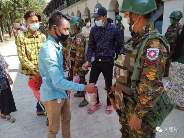 若開邦青年給國防軍和警察送食物|若開邦|國防軍|緬甸_社會