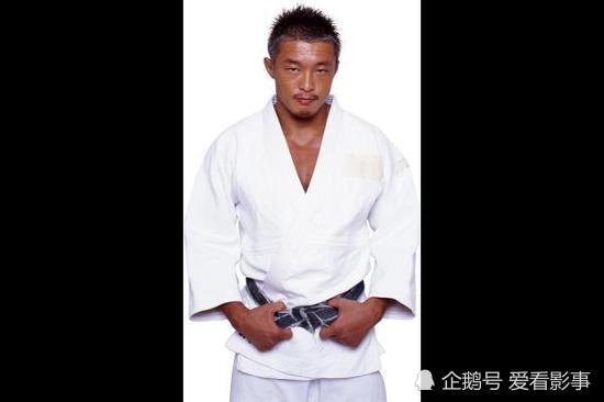 他是日籍韩裔,韩国名字叫秋成勋,他是出生于日本的韩国人侨胞四世,他