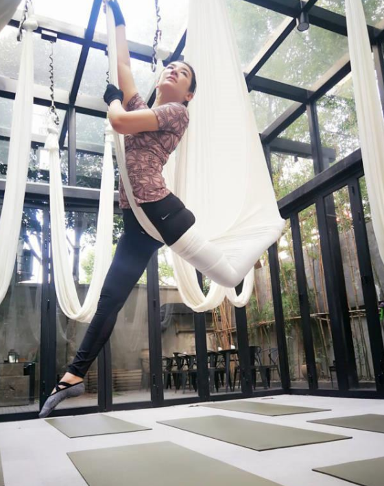 43岁黄奕练空中瑜伽与女儿倒立吻体态轻盈柔韧度惊人似侠女