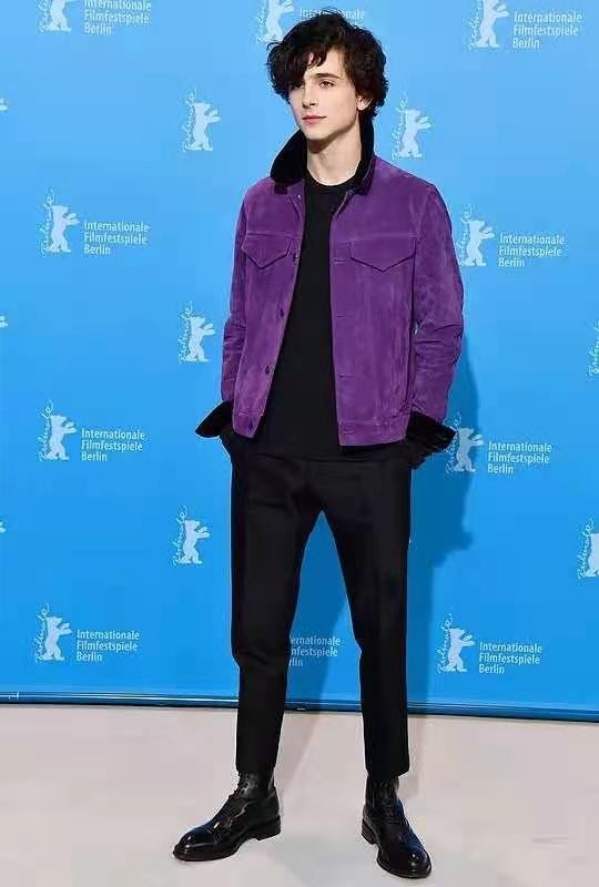 "不过有趣的是,明明官方身高有1米82的甜茶,却把自己拍成了1米5,粉丝