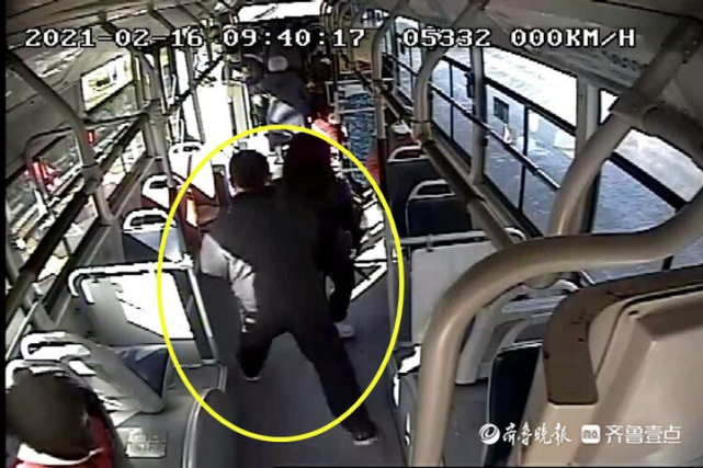 小伙坐公交突然浑身抽搐,公交司机奔跑的身影真帅