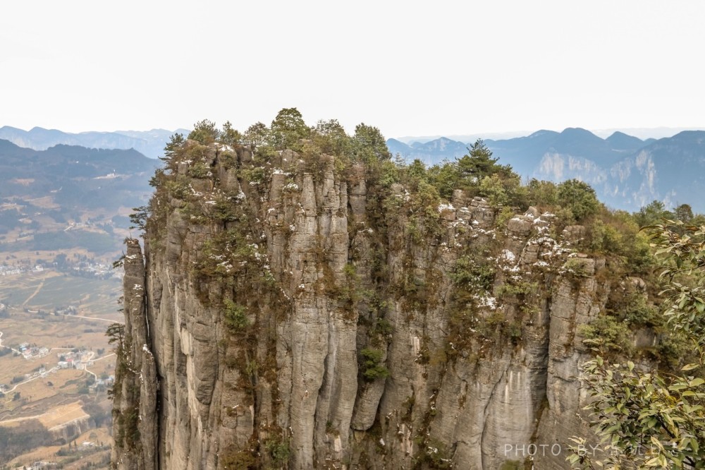前山石灰岩主要地貌类型有绝壁,岩柱林,孤峰,石芽(林),峰林洼地等.