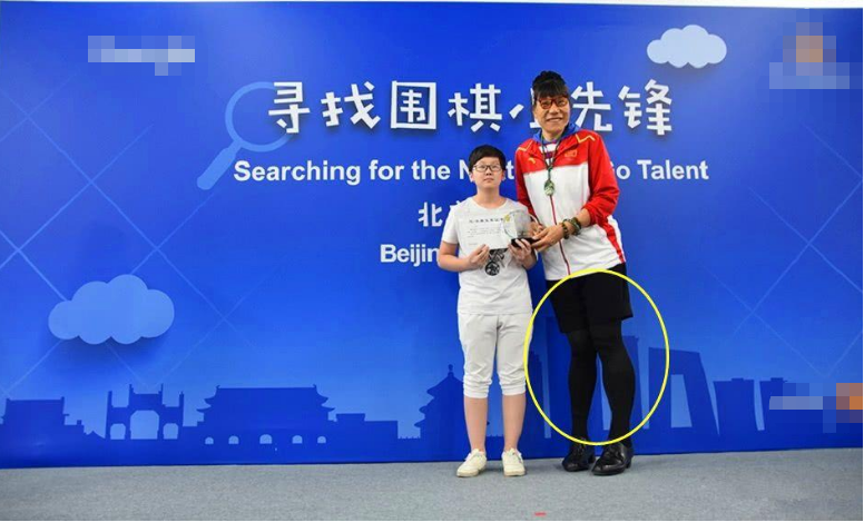 53岁女篮巨人郑海霞近况:双腿变形无子女陪伴,丈夫已不见踪影