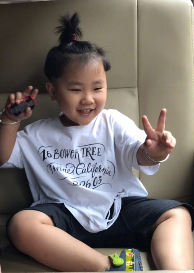 郭德纲晒两儿子合照郭麒麟张云雷同框更像亲兄弟安迪肚腩抢镜