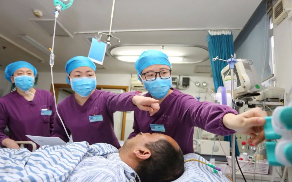 高脂血症|32岁高血脂男子喝了一碗骨汤后突发胰腺炎，抽血竟一半是油