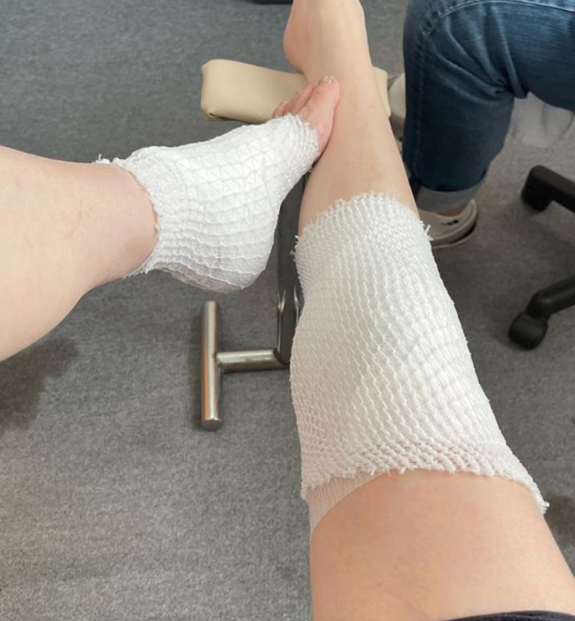 伍咏薇庆祝52岁生日,身材消瘦显憔悴,自曝摔伤脚老公却不担心