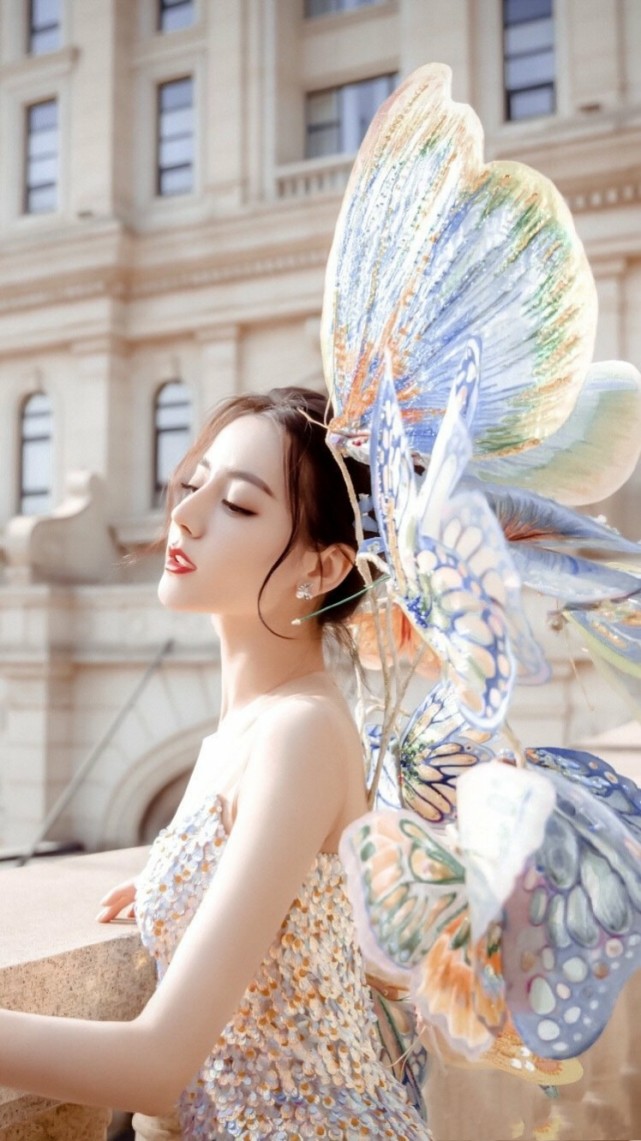 这小姑娘啊就像一盏玲珑剔透的玻璃灯迪丽热巴