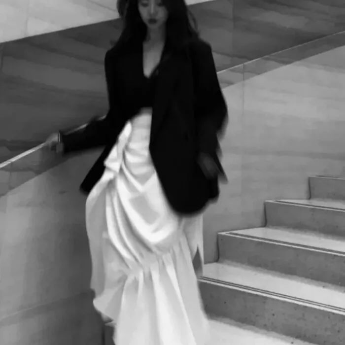 西装革履女生头像