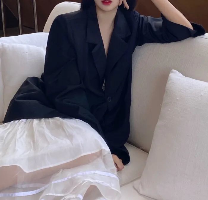 西装革履女生头像