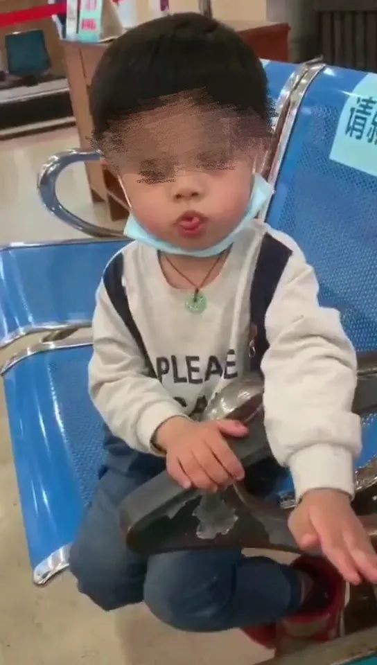 吐舌|3岁男童吃了这种东西，两天没睡觉还吐舌翻白眼！你家可能也有…