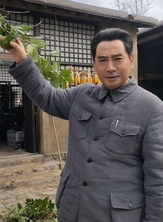 老戏骨刘劲近照曝光骑小木马私下反差大与唐国强互动太有爱了