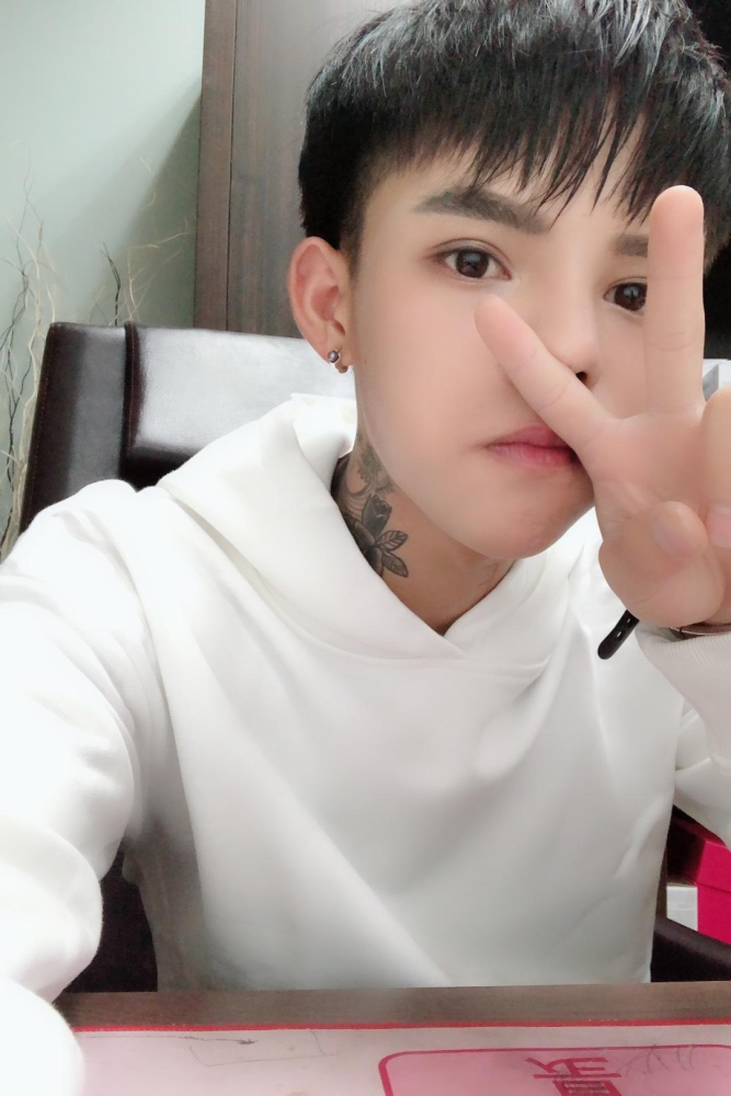 面对张大凡的告白,殷世航发挥一贯的粗口"家里没镜子,还没有尿吗?