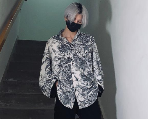 七鹤大人不顾粉丝阻拦摘口罩嘟嘴卖萌博关注真当自己是小王子了