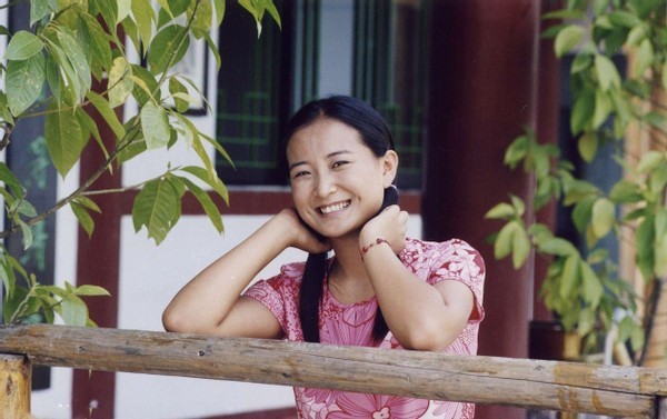 李焕英的珍贵照片!襄阳一阿姨翻到旧日合照,贾玲母女如复制粘贴